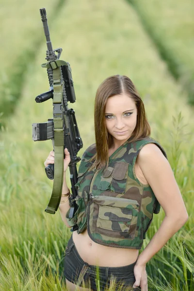 Sexy mujer sosteniendo su arma — Foto de Stock