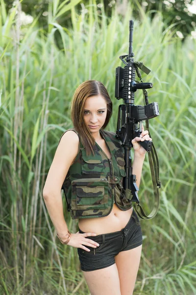 Sexy Frau hält ihre Waffe hoch — Stockfoto