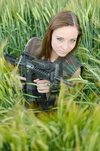 Sexy žena drží zbraň — Stock fotografie