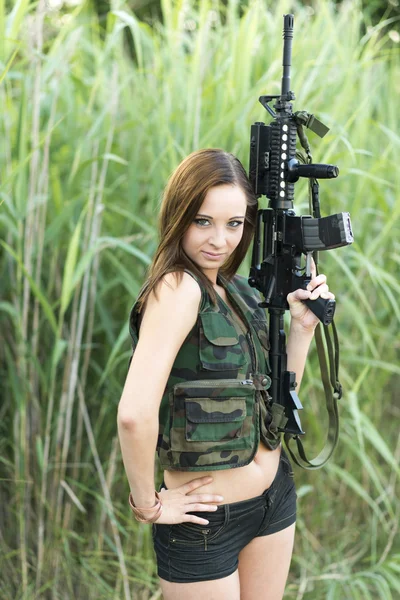 Sexy Frau hält ihre Waffe hoch — Stockfoto