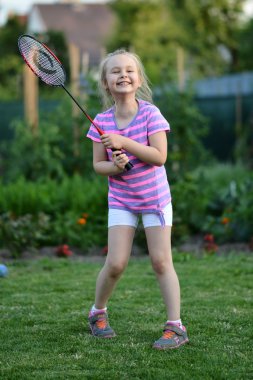 Badminton oynarken sevimli küçük kız