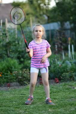 Badminton oynarken sevimli küçük kız