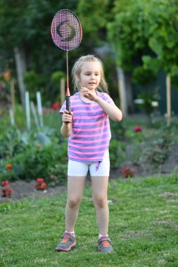 Badminton oynarken sevimli küçük kız