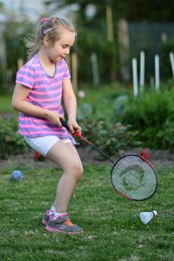 Badminton oynarken sevimli küçük kız