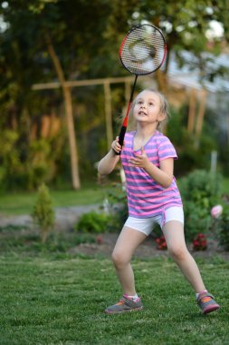 Badminton oynarken sevimli küçük kız
