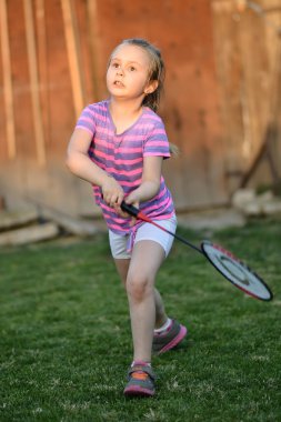 Badminton oynarken sevimli küçük kız