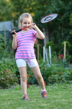 Badminton oynarken sevimli küçük kız