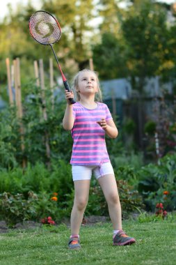 Badminton oynarken sevimli küçük kız