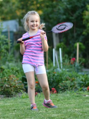 Badminton oynarken sevimli küçük kız