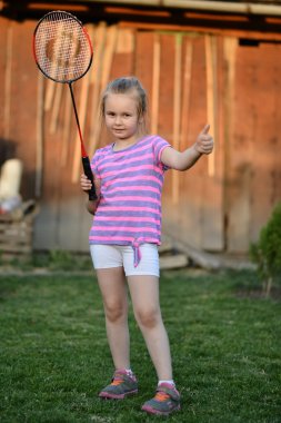 Badminton oynarken sevimli küçük kız