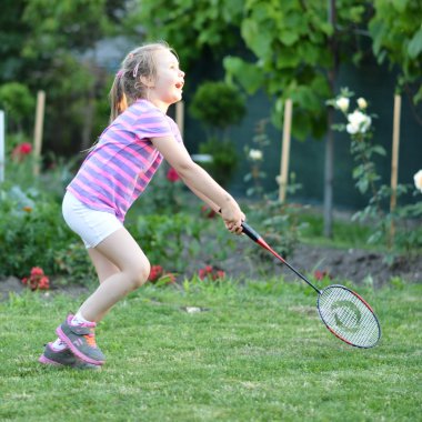 Badminton oynarken sevimli küçük kız