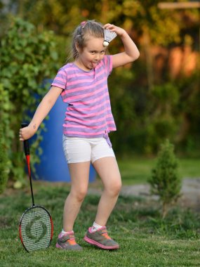 Badminton oynarken sevimli küçük kız