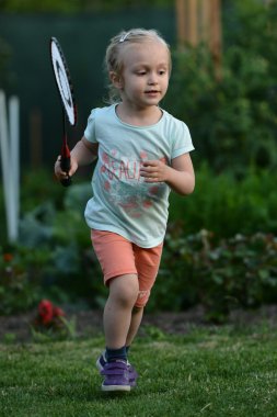 Badminton oynarken sevimli küçük kız