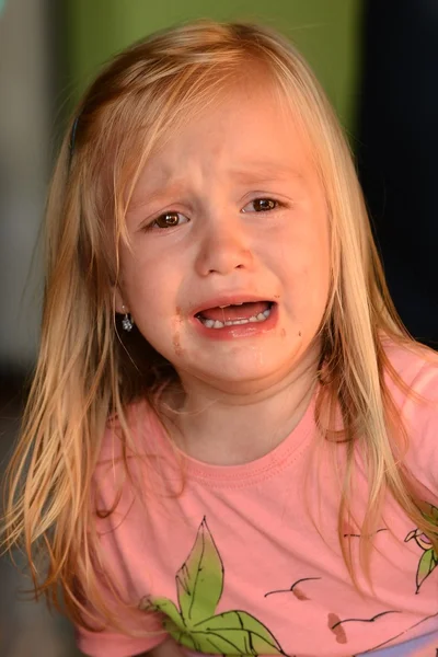 Kleines Mädchen weint — Stockfoto