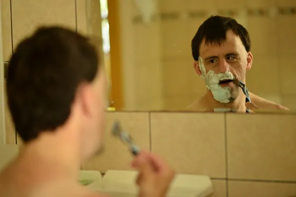 ダウン症候群の男性を剃る — ストック写真