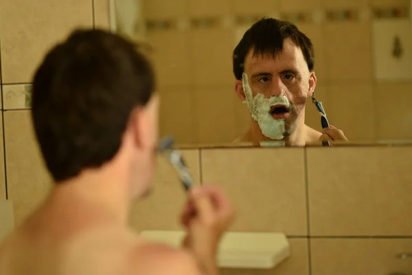 ダウン症候群の男性を剃る — ストック写真