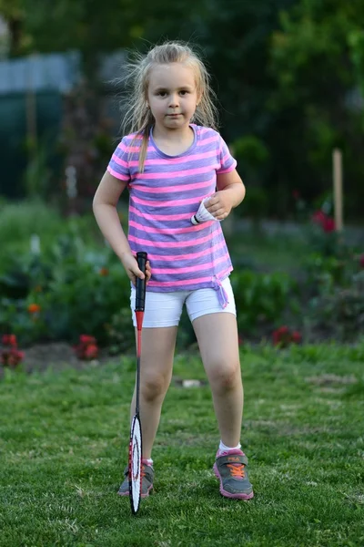 Carino bambina giocare badminton — Foto Stock