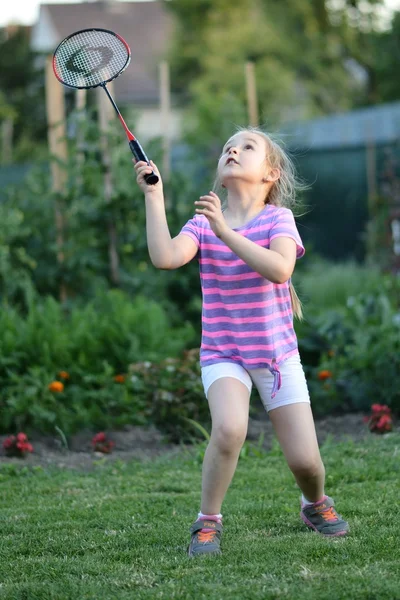 Petite fille mignonne jouant au badminton — Photo