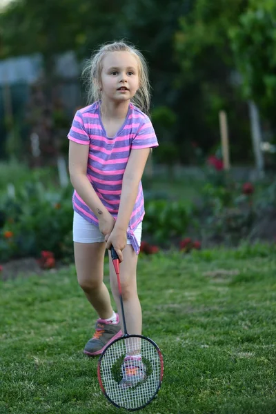 可爱的小女孩打羽毛球 — 图库照片