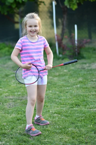 Roztomilá holčička hrát badminton — Stock fotografie