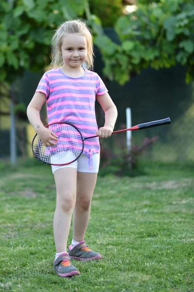 Roztomilá holčička hrát badminton — Stock fotografie