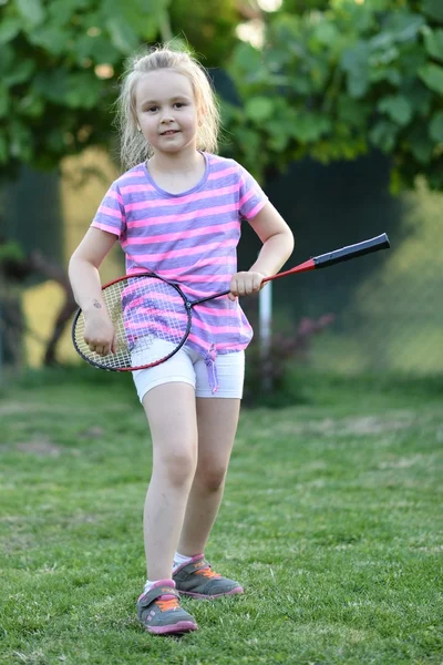 Schattig klein meisje spelen badminton — Stockfoto