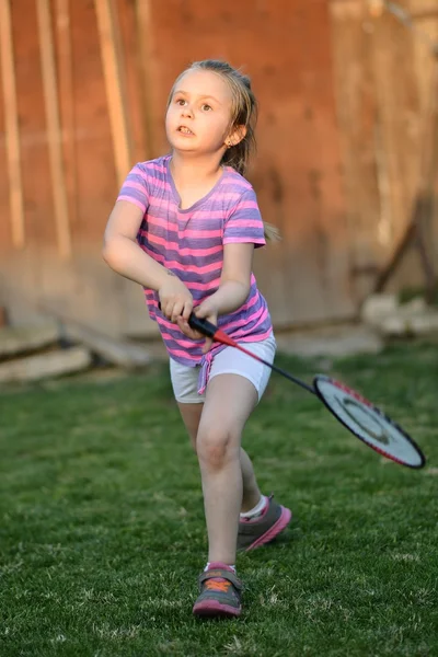 Χαριτωμένο κοριτσάκι παίζοντας μπάντμιντον — Φωτογραφία Αρχείου