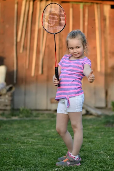 Nettes kleines Mädchen spielt Badminton — Stockfoto