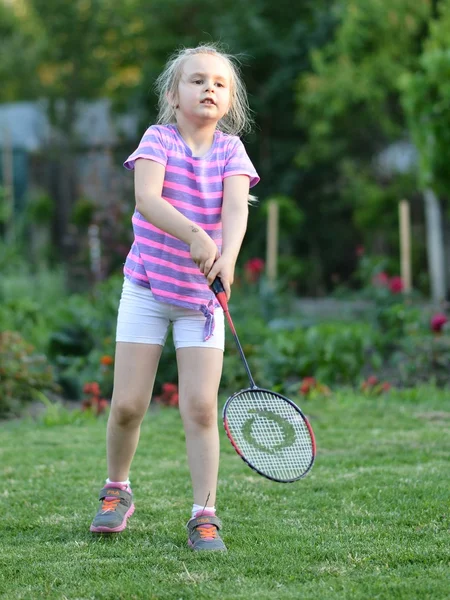 Menina bonito jogar badminton — Fotografia de Stock