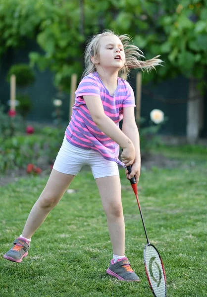 Nettes kleines Mädchen spielt Badminton — Stockfoto
