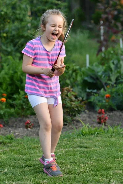 Мила дівчинка грає в бадмінтон — стокове фото