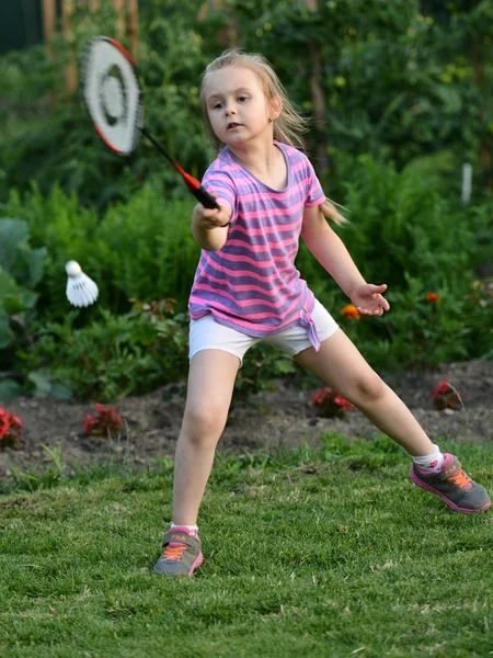 Nettes kleines Mädchen spielt Badminton — Stockfoto