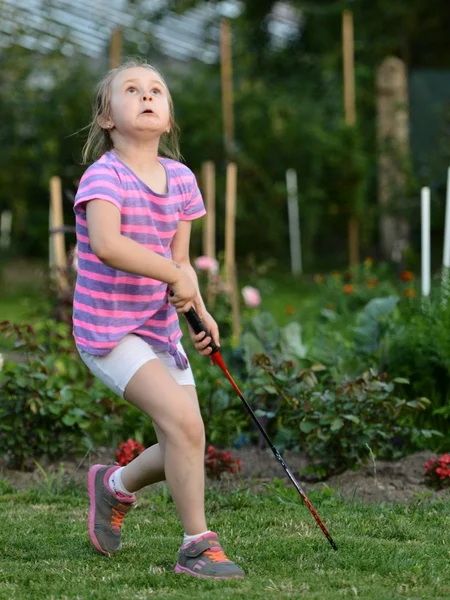Nettes kleines Mädchen spielt Badminton — Stockfoto