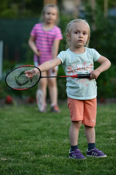 Söt liten flicka spela badminton — Stockfoto
