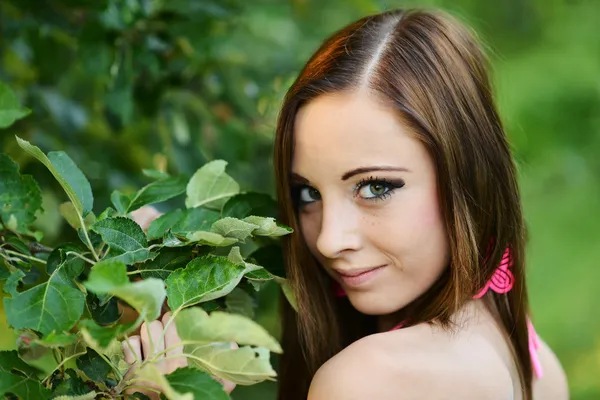 Hermosa mujer de moda retrato al aire libre — Foto de Stock