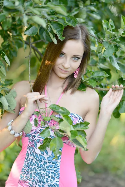 女性は春の庭でイラクサを収集します。 — ストック写真