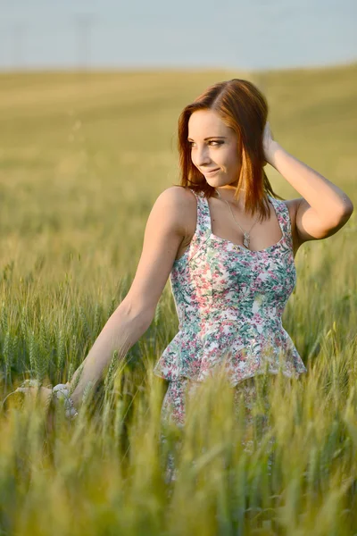 Sommar flicka porträtt. — Stockfoto