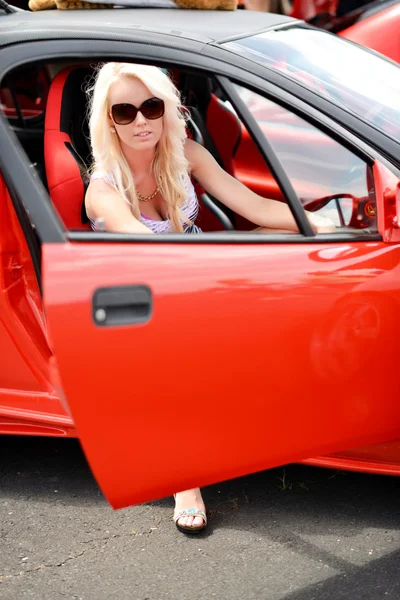 Женщина сидит в спортивном автомобиле — стоковое фото