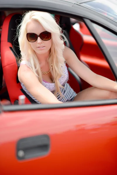 Mujer sentada en el coche deportivo — Foto de Stock