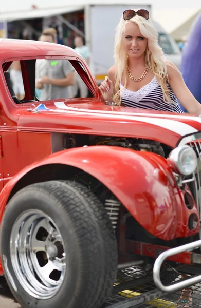 Mujer rubia cerca de coche deportivo —  Fotos de Stock