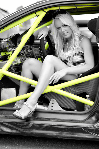 Женщина в спортивной машине
