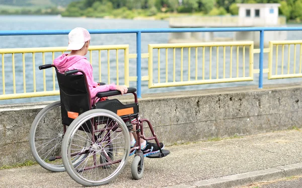 Vrouw in een rolstoel — Stockfoto