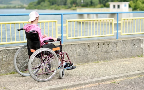 Mujer en silla de ruedas — Foto de Stock