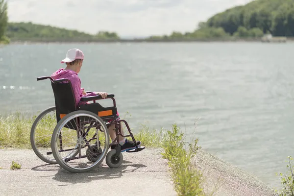 Femme en fauteuil roulant — Photo