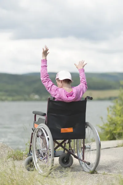 Femme en fauteuil roulant — Photo