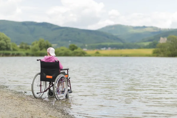 Mulher em cadeira de rodas — Fotografia de Stock