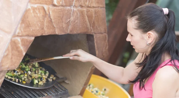 Frau im Urlaub beim Grillen — Stockfoto