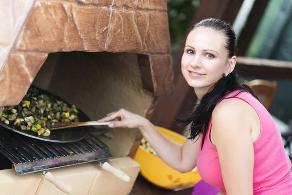 Frau im Urlaub beim Grillen — Stockfoto