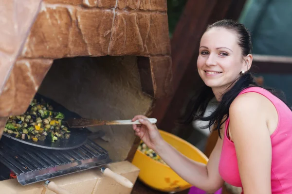 Frau im Urlaub beim Grillen — Stockfoto