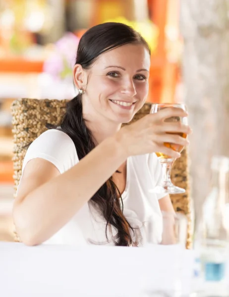 Mulher bebendo vinho branco — Fotografia de Stock